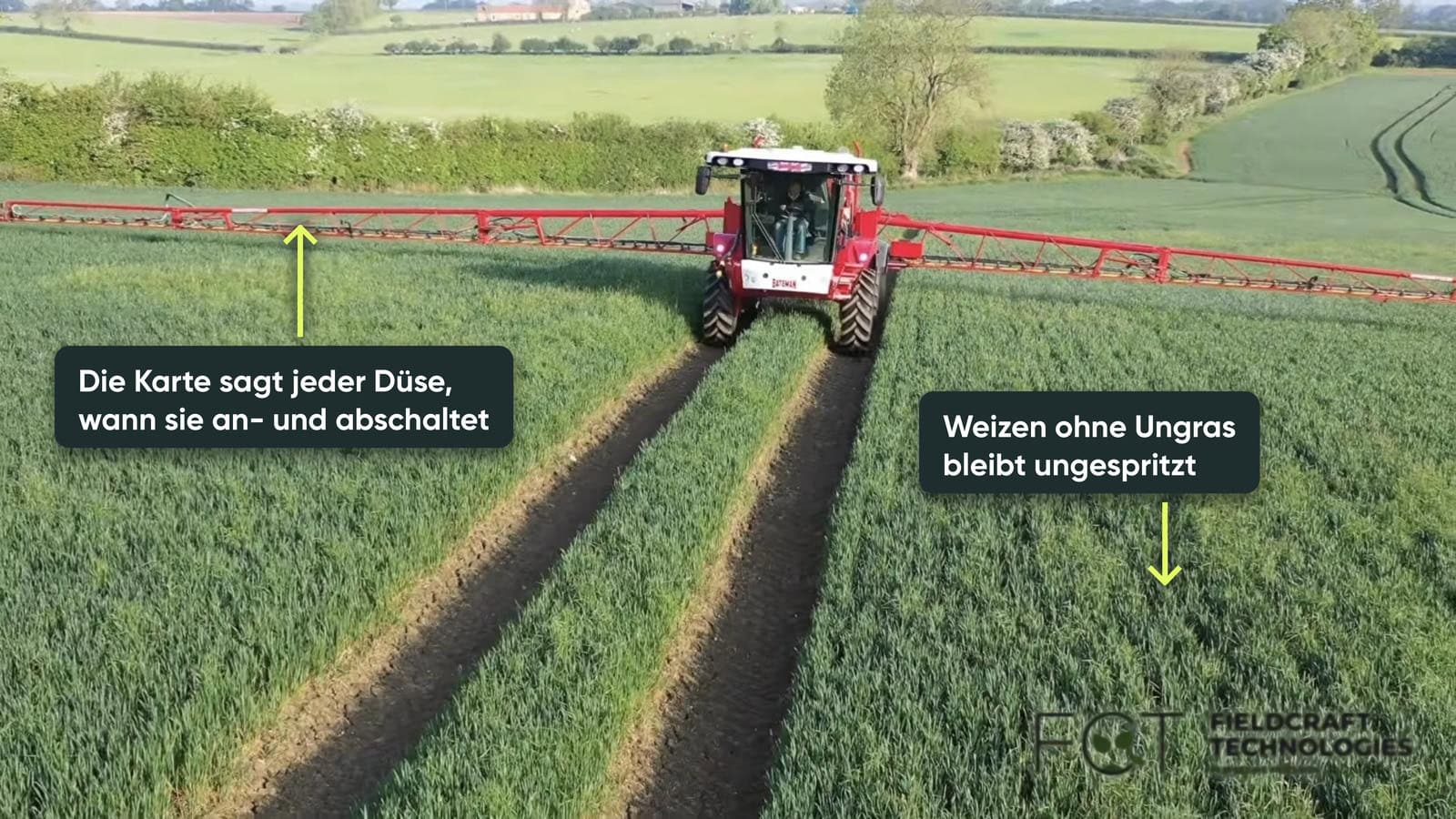 Eine Feldspritze im Winterweizen spritzt nur die Ackerfuchsschwanz-Nester